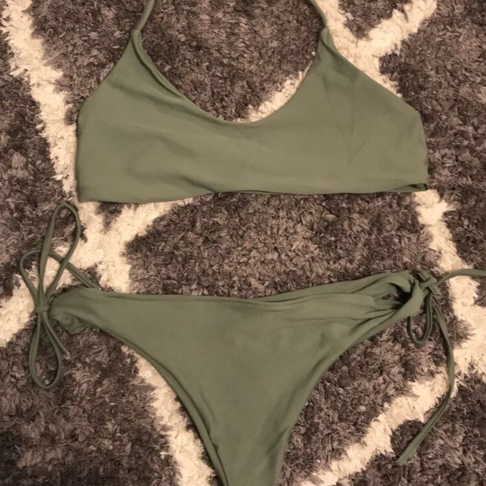 Bikini - Picture 3 of 3